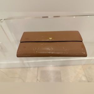 Louis Vuitton Tan Brown
Vernis Mono Bi-fold Long Wallet.